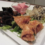 レンゲ - タパス5種盛合せ 海老の揚げワンタン 赤酢のソースで、冷たい焼きビーフン ほぼ二日目、上海の家常菜 キクラゲ、紅しぐれ大根のピクルス