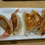 丸源ラーメン - ニンニク入り餃子。ちょい小ぶりだかなかなかの強者。