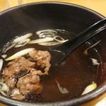 焼きそば専門店 寿座 - すじ肉のスープが付いてます(´∀｀)♪
