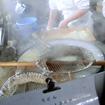 讃岐うどん がもう - 冬でも釜の前は暖かいのかと思いきやそうでもないらしい（笑）