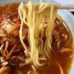 キッチン山河 - ホルモンラーメン　麺アップ