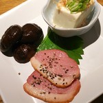 Tsuke Soba Arataya - 一品   椎茸煮付け  鴨肉  奴豆腐