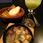 バー ヤナギ - ホタテと砂肝のアヒージョ＋バゲット
