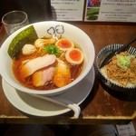 らーめん 鶏喰 - 特製鶏の醤油ら～めん&ピリ辛鶏そぼろご飯