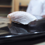 日本橋蛎殻町 すぎた - かすご鯛（鯛の赤ちゃん）の握り