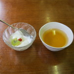 担々麺 杉山 - 最後に｢杏仁豆腐｣と｢ジャスミン茶｣が出ます｡