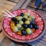 PULPO - お通しのオリーブ。お皿が可愛いです。
