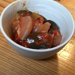 お好み焼き「志」 - トマトとナスの小鉢のお通し。レベル高いです