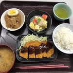 カケショク - 2019/09/05
            日替り肉定食 デミソースカツ 500円
            選べる小鉢×2皿付き