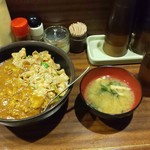 丼達 - 丼達カレーの小盛り＆味噌汁