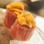 本気焼肉 肉とめし 肉寿司 - うに巻肉握り