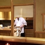 Chisou Nakamura - 店内は調理スペースもカウンターから見えるので、ライブ感があって大将の技のキレも存分に楽しめます。