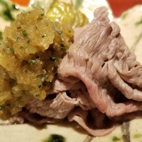馳走なかむら - (17)黒毛和牛(鹿児島県産)のイチボの冷しゃぶ、賀茂茄子、おろしポン酢
                      イチボをサッと湯通してピンク色を残した仕上がり。
                      余分な脂を落としてサッパリと頂きました。