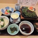 石蔵 - 窓際のカウンター席にしばらく待つと鯛飯と瓦そばの膳１１８０円を店員さんが持ってきてくれました