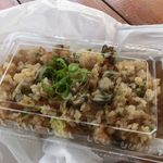 世古牡蠣店 - 持ち帰り用に購入。牡蠣ごはん。