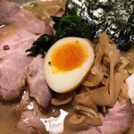 横濱家 - チャーシューたっぷりチャーシュー麺