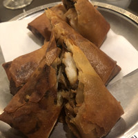 味の中華 羽衣 銀座本店 - エビたっぷりの春巻き。