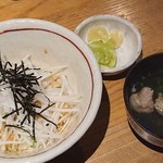 Iwashinoya Hei - や平丼 大根の千切りの下にイワシのづけが隠れてて、混ぜて食べます つみれ汁が合います