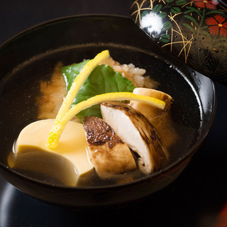 四季折々の食材と真摯に向き合い、仕立てる「水の料理」