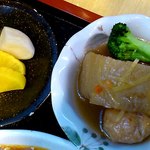 正華 - 正華 ＠練馬区錦 麻婆豆腐ライスに付く煮物と漬物