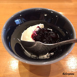 小判寿司 - ブルーベリーが添えられたレアチーズケーキ