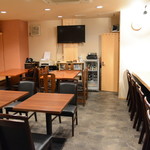 新名古屋名物　しゃちほこ屋 - カウンター8席、テーブル席も複数ございます