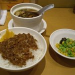 髭鬚張魯肉飯 - るうろう飯