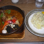 スープカレーGARAKU 札幌本店 - 揚げチキンレッグと野菜