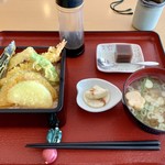 塩釜あがらいん - これが「平日天丼」のセットになります！