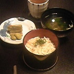 花仙庵 仙仁温泉 岩の湯 - 岩魚の炊き込みご飯と吸い物、漬物。