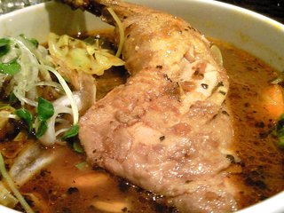 Airiairi - スープカレー(激辛) 1000円 の骨付き鶏モモ肉