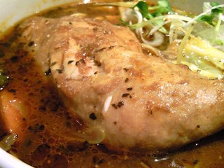 Airiairi - スープカレー(激辛) 1000円 の骨付き鶏モモ肉