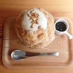 Oniwa Sheibu Aisu Mirakoro - 【紅茶：上から】
                        滑らかなクリームと香ばしいナッツも美味しい。
