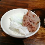 新宿思い出横丁 牛タンいろ葉 - お通しの牛タンの肉味噌