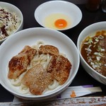牛すじカレー 小さなカレー家 - うどん(冷:550円)、味噌豚(200円)、生たまご(50円)、それにコールスローW(100円)が今日のランチだった！