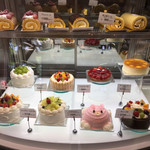 八菓市庭縁 いせとう - ホールケーキ9月のラインナップ♪今回イチゴのタルトを購入しました。ケーキ苦手な旦那さんがペロリ！甘酸っぱいイチゴとムースが美味しかったです♪