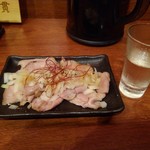 麺処 にぼし香 - 一枚炙り肉刺し