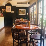 フランクリン・アベニュー - 窓から陽が射し込む雰囲気最高！