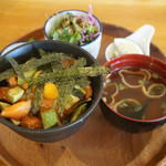 CAFE DINING MAKANA - 『アボカドとサーモンのポキ丼』1,000円。