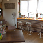 ワタナベナンバン - テイクアウトやUber Eats (ウーバーイーツ)による宅配もされていますが、 2階のスペースでイートインも可能です。