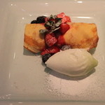 ラーゴ - ホワイトチョコレートのグレープ巻きバジリコと宝牧場ミルクにジェラード添え