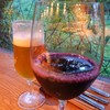 凹Bacio - ドリンク写真:葡萄ジュースあっさりしていて食事にあう。後ろは生ビール