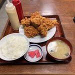 盛岡食堂 - 隠れちゃってますが下には一応キャベツの千切りが敷かれてます