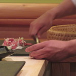 鮨 さかい - 葱とトロを叩いているところ