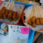 丸玉水産加工 - ウインナー巻き（右）に野菜揚げ（左）