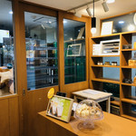 こだわり食パン専門店 麦麦 - 中の工房はガラス張りで、パン工場さながらです！