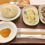 老酒舗 - 肉まん、じゃがいも細切冷製、アキレス腱冷静。全部で500円ちょっと。