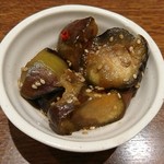 鉄板焼き ハラヤ - つきだし   ナス煮   ゴマ油がきいて美味しい♪