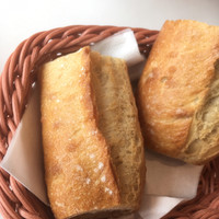 ブラッスリー ポール・ボキューズ 大丸東京 - 問題のパン。そのものはとても美味しかったが、上側だけ温く、下が冷たい。