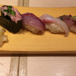 寿司 魚がし日本一 - 左から、ねぎとろ軍艦（100円）、はまち（150円）、真鯛（200円）、真あじ（150円）
